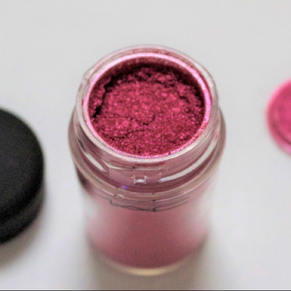MAC Cosmetics Loose Color Powder *Fushia* - Picture 4 of 4